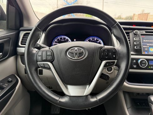 Used 2017 Toyota Highlander XLE image 12