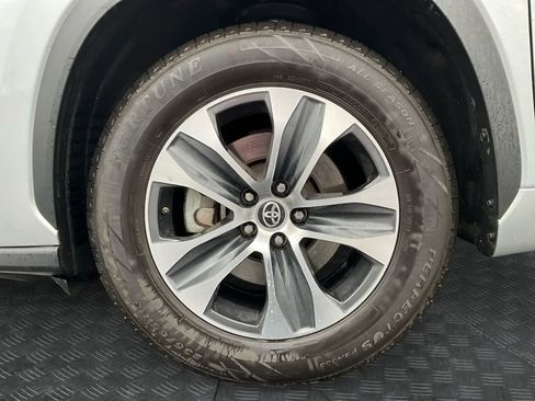 Used 2024 Toyota Highlander XLE image 12