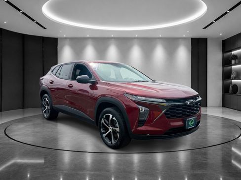 Certified 2024 Chevrolet Trax RS w/ Sunroof Package FWD image 2