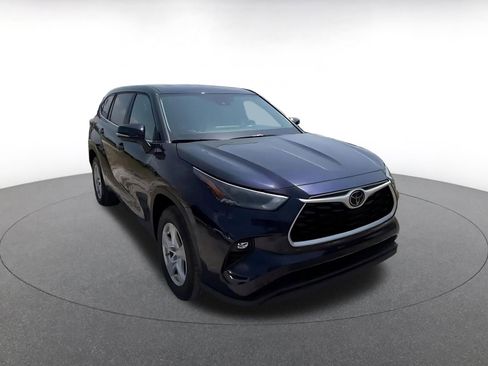 Used 2025 Toyota Highlander LE FWD image 3