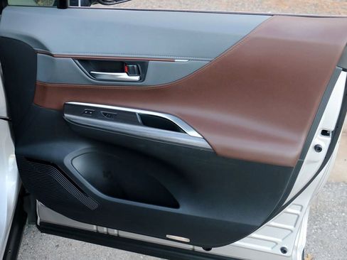 Used 2021 Toyota Venza Limited image 38