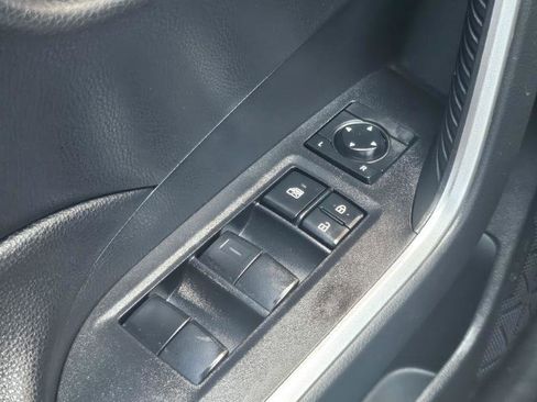 Used 2019 Toyota RAV4 LE AWD/4WD image 30