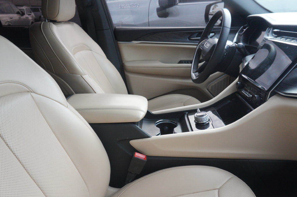 Used 2023 Jeep Grand Cherokee Limited w/ Luxury Tech Group II AWD/4WD image 8