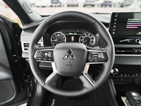 New 2026 Mitsubishi Outlander LE FWD image 20