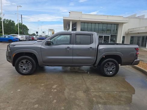 Used 2025 Nissan Frontier SV AWD/4WD image 2