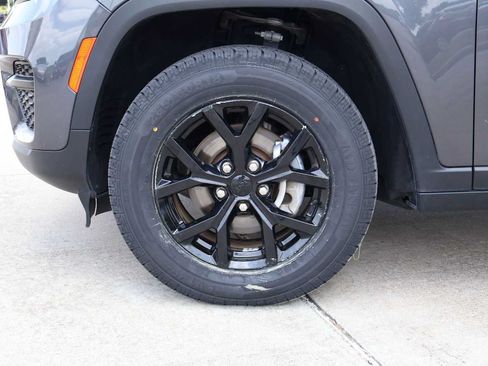 Used 2024 Jeep Grand Cherokee Altitude AWD/4WD image 8