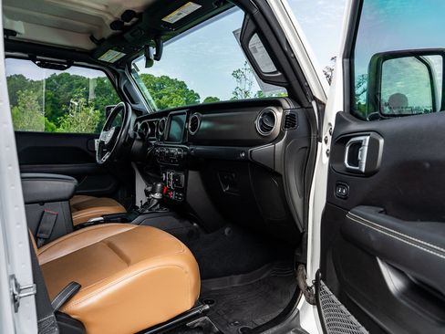 Used 2022 Jeep Gladiator Rubicon w/ LED Lighting Group AWD/4WD image 12