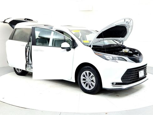 Certified 2024 Toyota Sienna XLE image 9