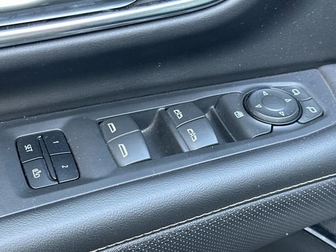 Used 2023 GMC Yukon SLT image 13