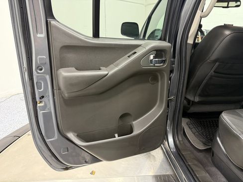 Used 2020 Nissan Frontier PRO-4X w/ Pro-4x Utility Package image 43