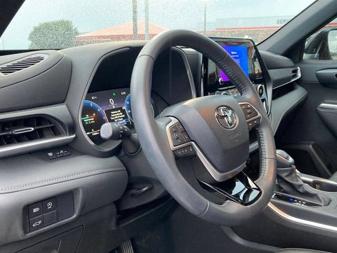 Certified 2026 Toyota Highlander XSE AWD/4WD image 9