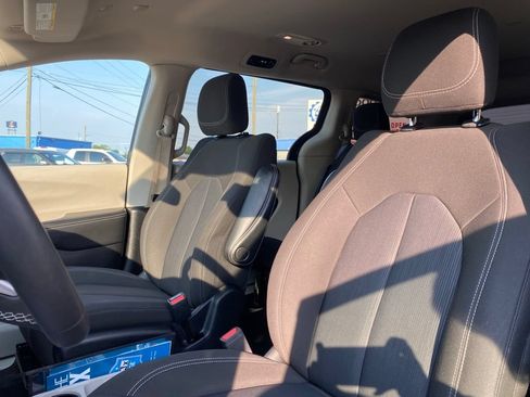 Used 2023 Chrysler Voyager LX FWD image 10