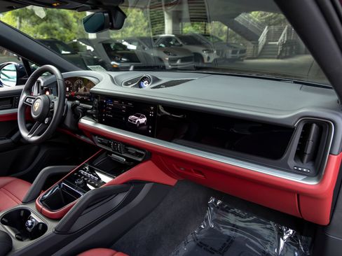 Certified 2025 Porsche Cayenne Coupe AWD/4WD image 58