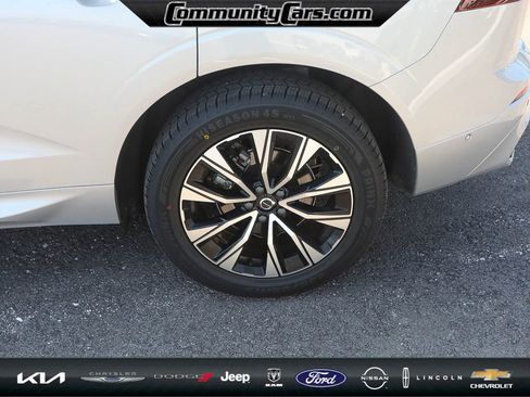 Used 2025 Volvo XC60 B5 Plus image 4