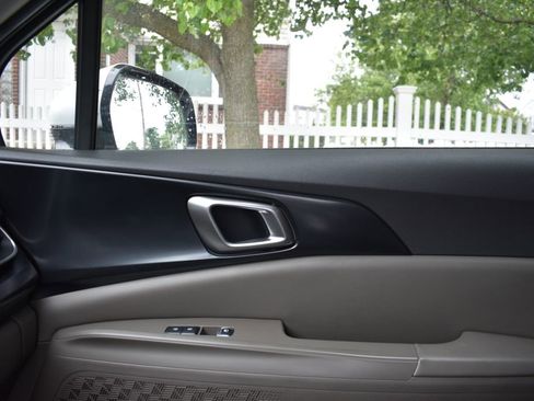 Used 2025 Kia Carnival FWD image 19