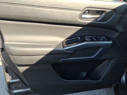 Used 2025 Nissan Pathfinder SL FWD image 12