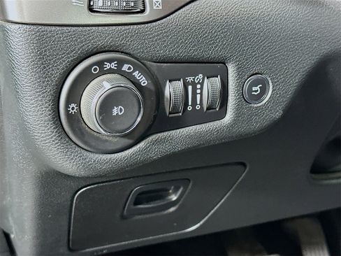 Used 2019 Jeep Cherokee Latitude Plus w/ Comfort/Convenience Group image 10