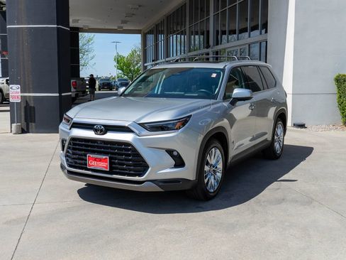 Used 2024 Toyota Grand Highlander AWD image 3