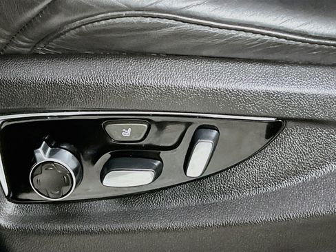 Used 2019 Cadillac Escalade Platinum RWD image 16