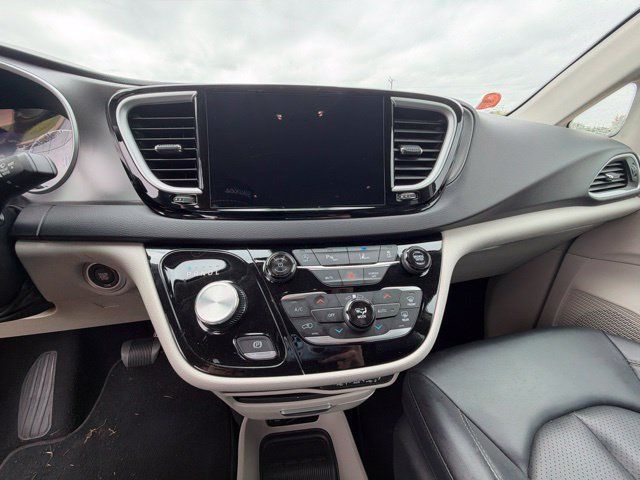 Used 2024 Chrysler Pacifica Touring-L FWD image 11