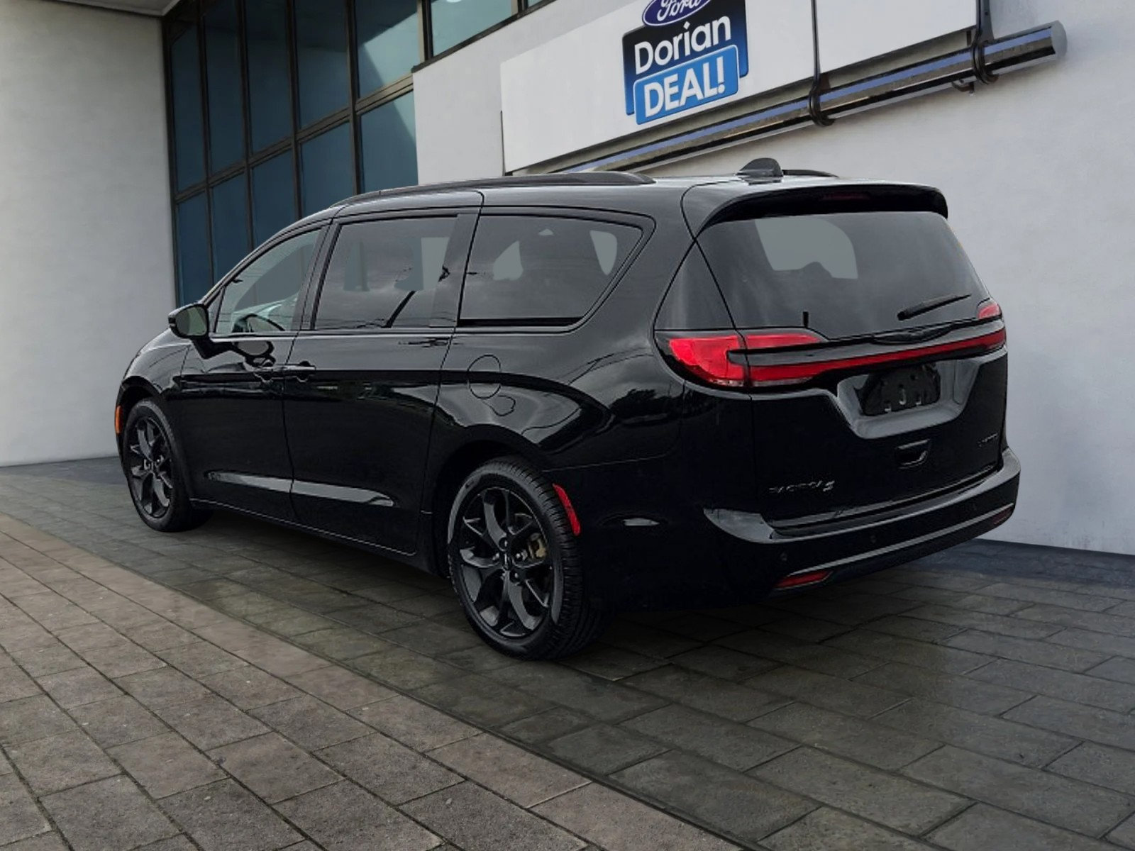 Used 2025 Chrysler Pacifica Limited FWD image 5