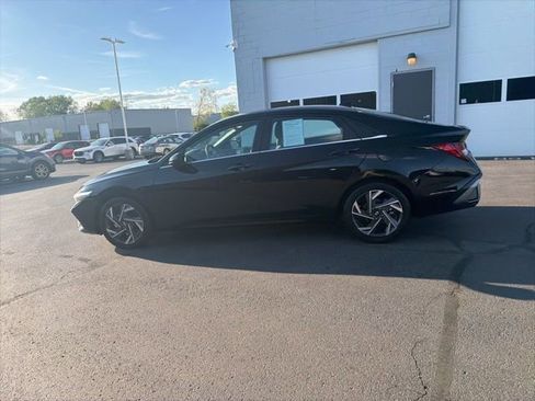 Used 2025 Hyundai Elantra SEL FWD image 14