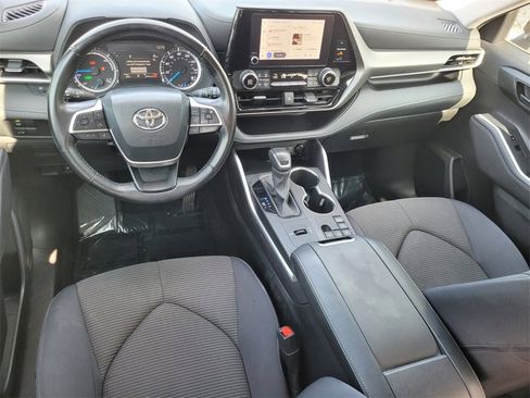 Used 2024 Toyota Highlander XLE image 9