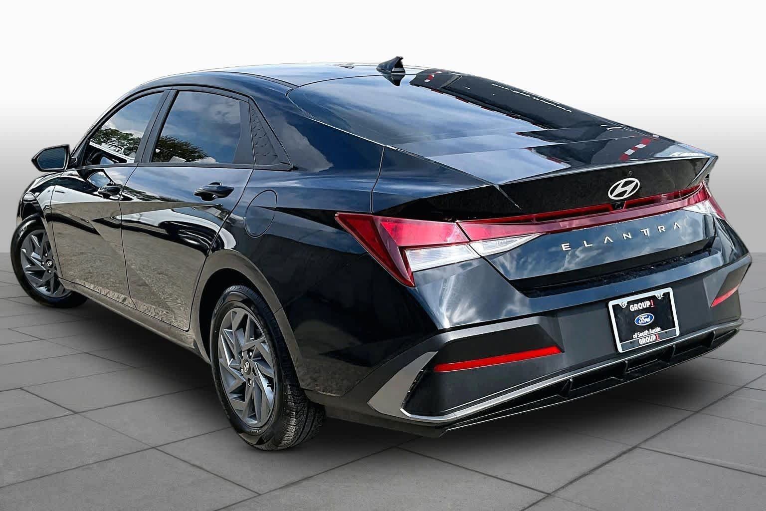 Used 2024 Hyundai Elantra SEL FWD image 14