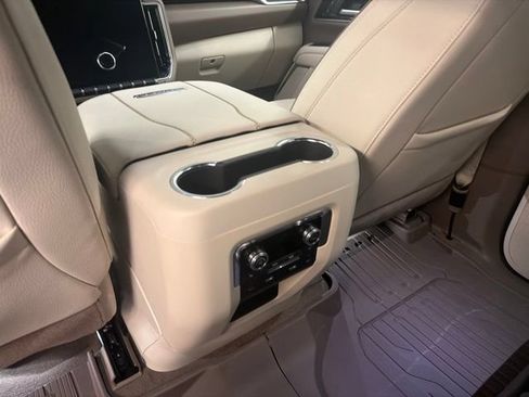 Used 2026 GMC Yukon Denali w/ Denali Reserve Package AWD/4WD image 17