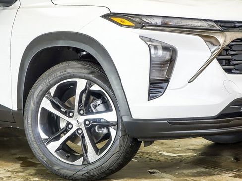 New 2026 Chevrolet Trax RS w/ Sunroof Package image 4