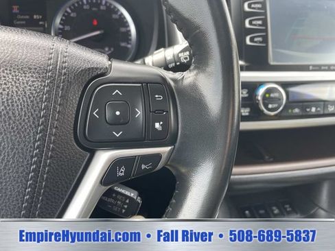 Used 2017 Toyota Highlander XLE AWD/4WD image 29