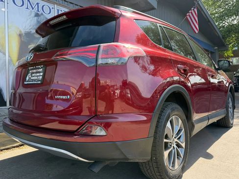 Used 2018 Toyota RAV4 LE AWD/4WD image 3
