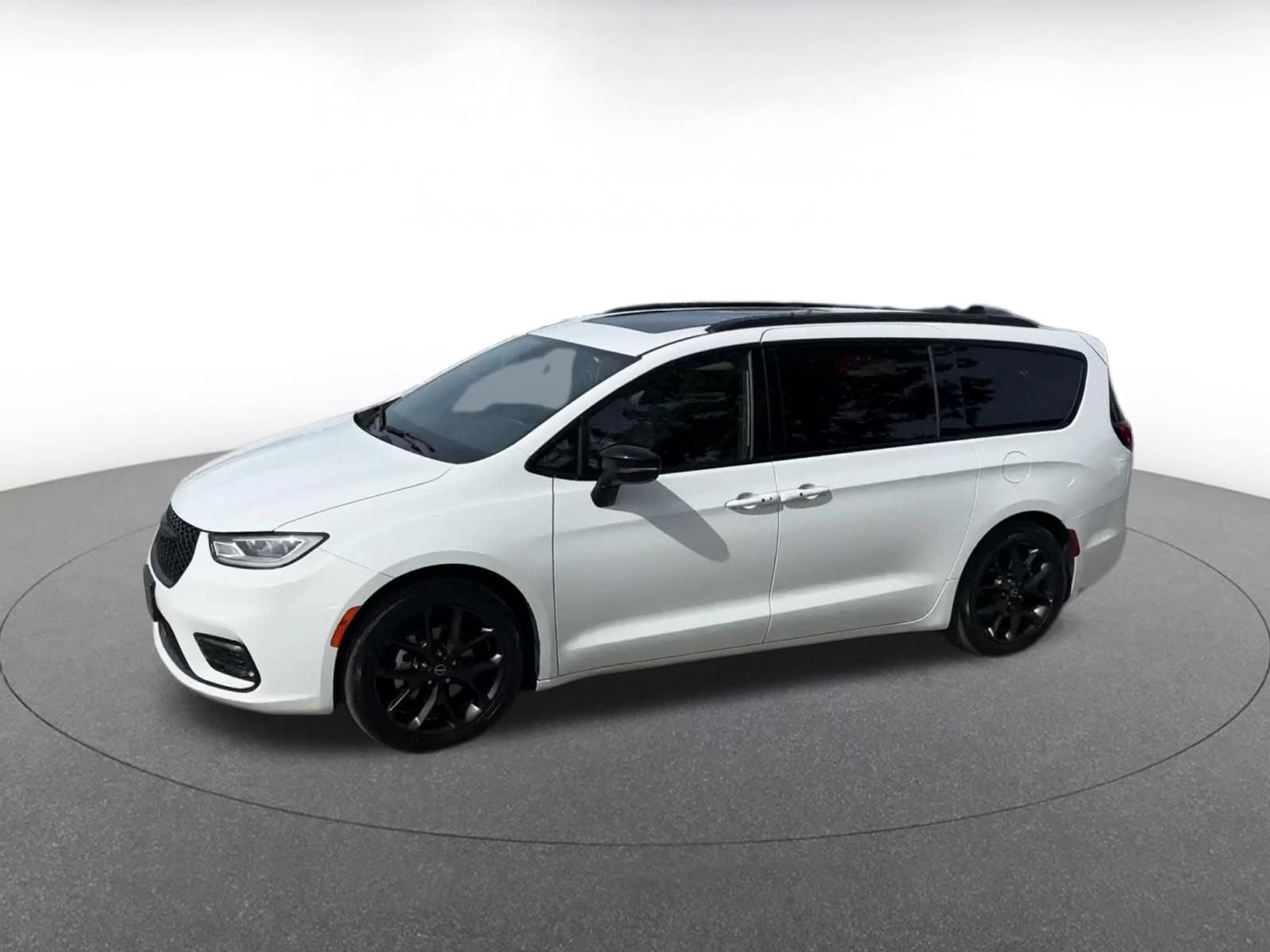Used 2025 Chrysler Pacifica Limited FWD image 7