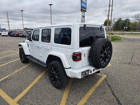 Used 2022 Jeep Wrangler Unlimited Sahara image 3