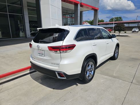 Used 2018 Toyota Highlander Limited Platinum image 4