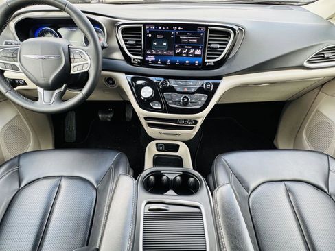Used 2023 Chrysler Pacifica Touring-L image 26
