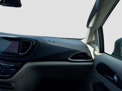 Used 2023 Chrysler Pacifica Touring-L image 18