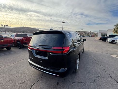 Certified 2024 Chrysler Pacifica Touring-L image 5