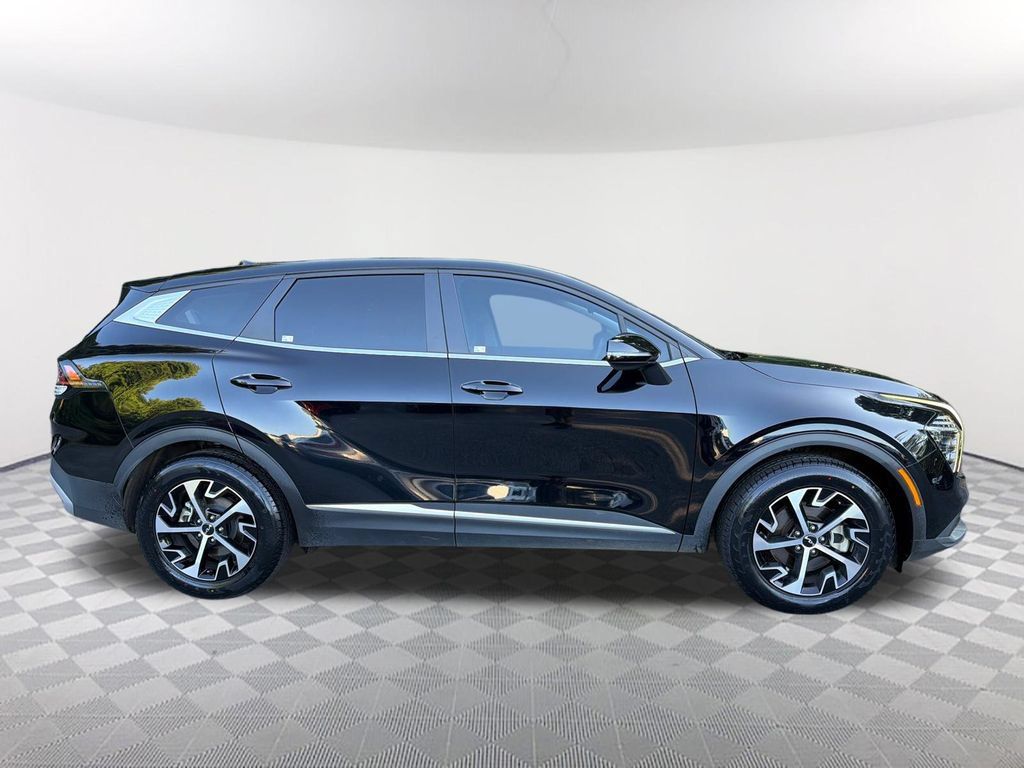 Used 2025 Kia Sportage EX FWD image 4