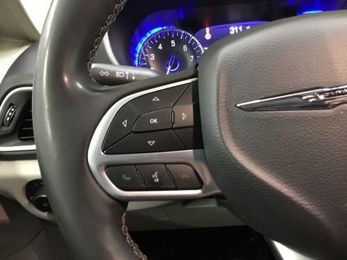 Used 2023 Chrysler Pacifica Touring-L image 38