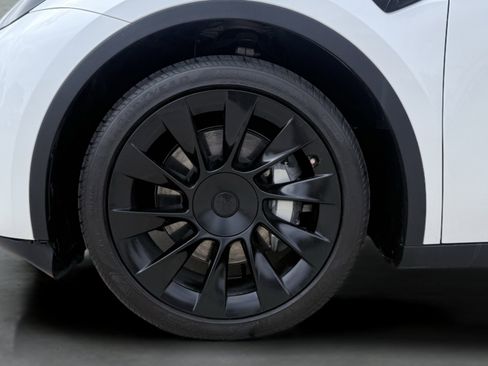 Used 2024 Tesla Model Y Long Range AWD/4WD image 20