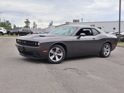 Used 2019 Dodge Challenger SXT RWD image 3