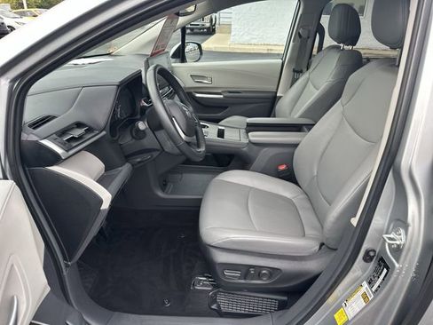 Used 2024 Toyota Sienna XLE image 10