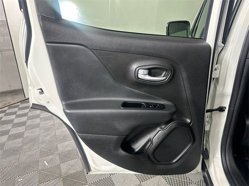 Certified 2023 Jeep Renegade Latitude image 12