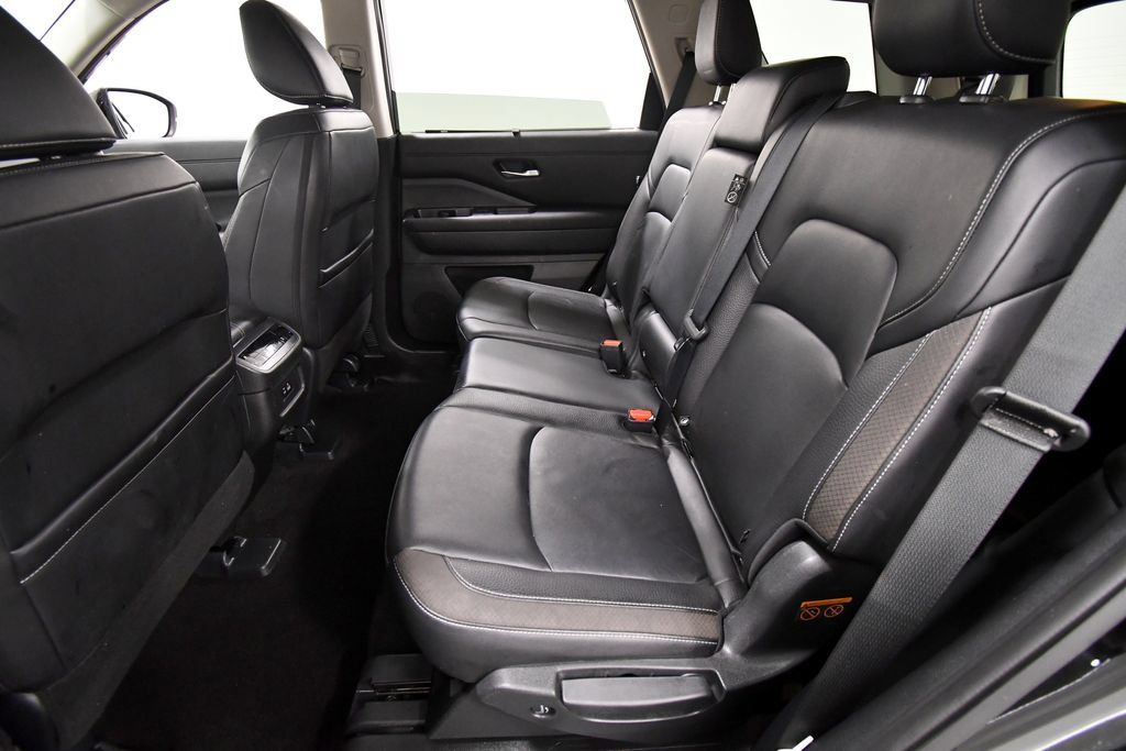 Used 2024 Nissan Pathfinder SL AWD/4WD image 16