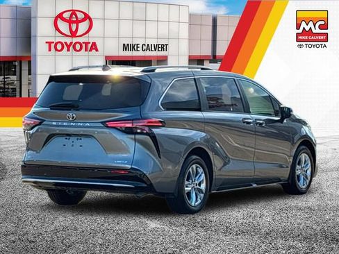 Used 2026 Toyota Sienna Limited FWD image 5