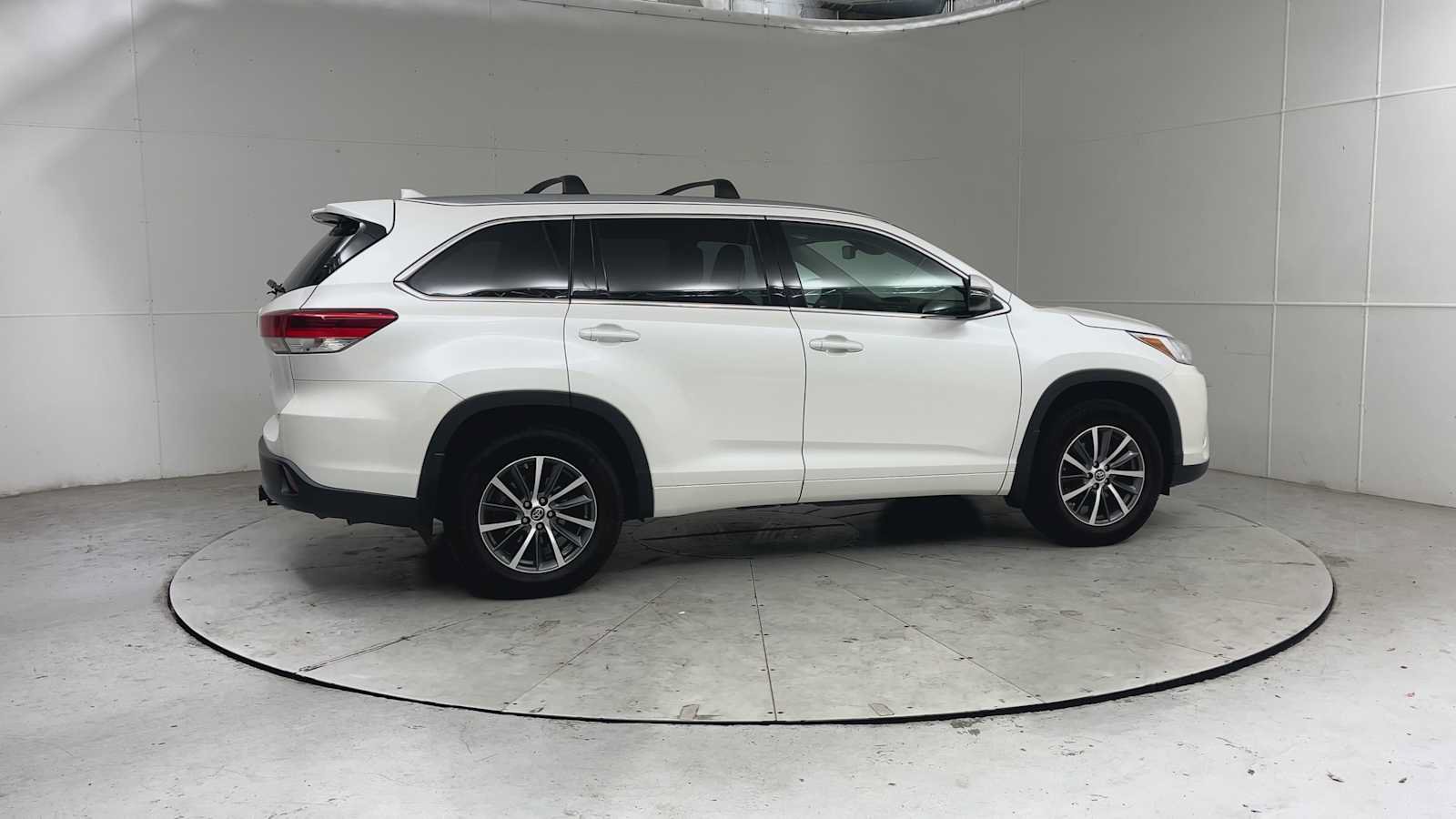 Used 2017 Toyota Highlander XLE AWD/4WD image 9