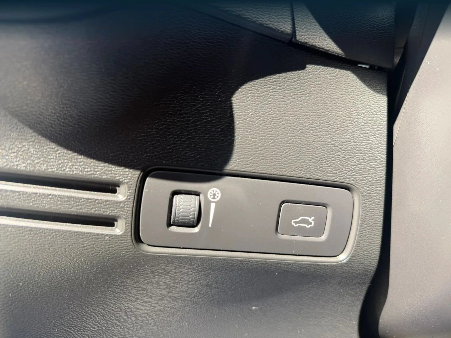 Used 2019 Volvo XC40 T5 R-Design AWD/4WD image 21