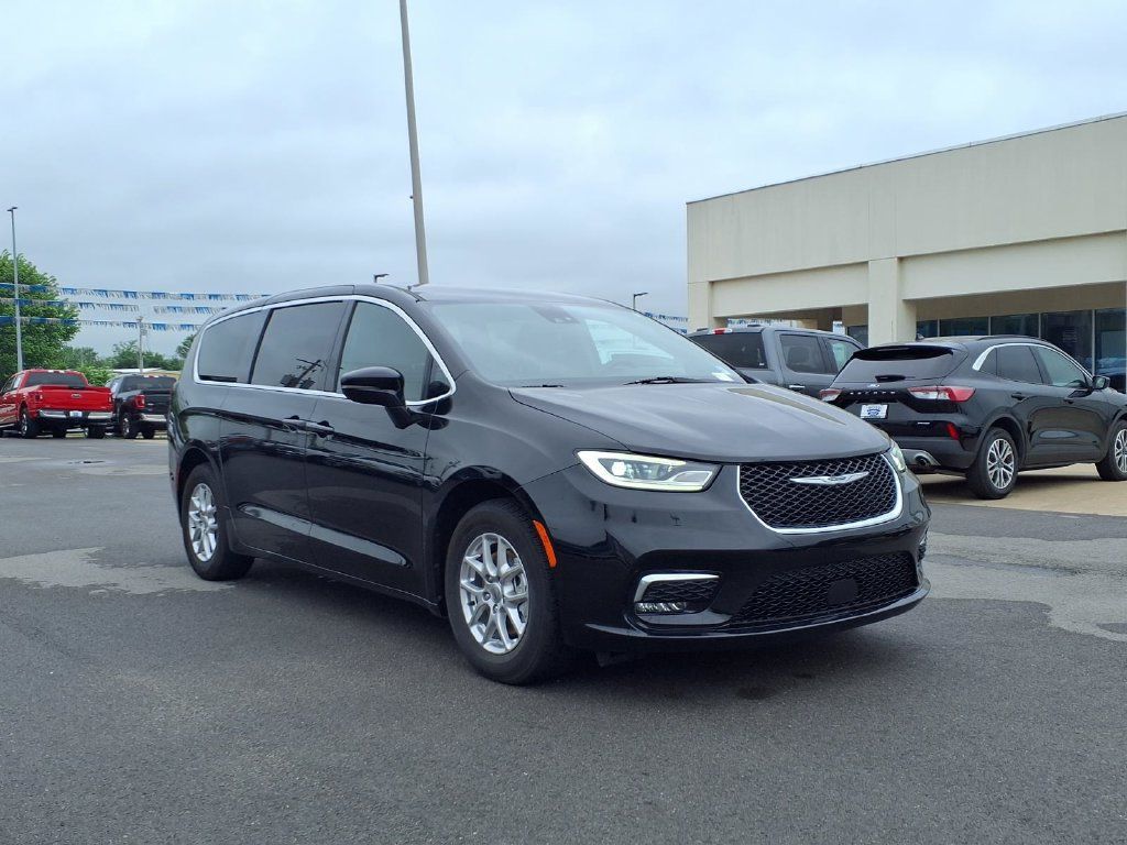 Used 2025 Chrysler Pacifica Select FWD image 1