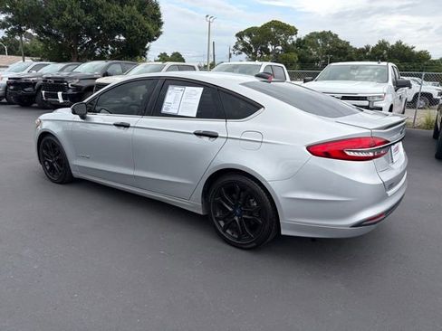 Used 2018 Ford Fusion SE w/ Equipment Group 601A FWD image 4